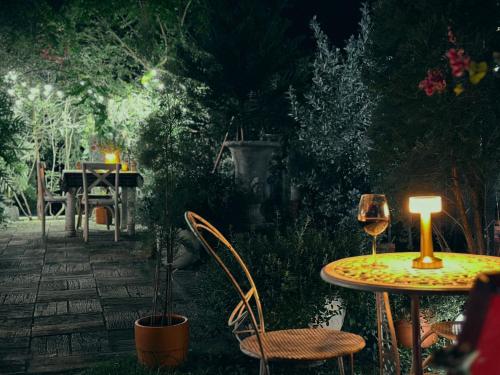 een tafel en stoelen met een glas wijn erop bij Pai Vieng Fah Resort in Pai