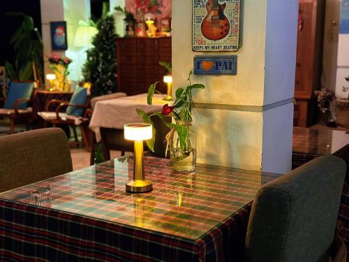 een tafel met een lamp erop bij Pai Vieng Fah Resort in Pai