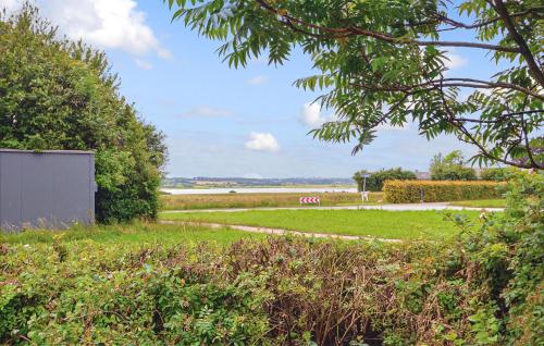 HejlsにあるNice Home In Hejls With Saunaの遠方の道路草原