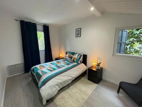 une chambre avec un lit et une fenêtre dans l'établissement Maison paisible, élégante Aulnay-sous-Bois CDG JO, à Aulnay-sous-Bois