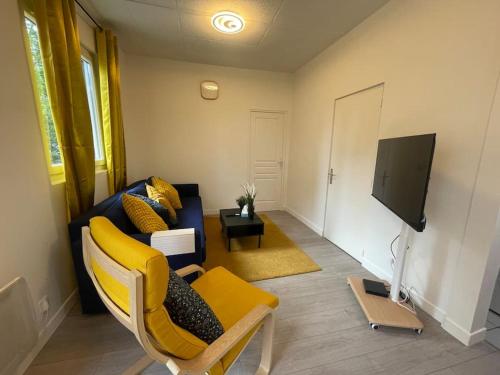 un salon avec un canapé et une télévision dans l'établissement Maison paisible, élégante Aulnay-sous-Bois CDG JO, à Aulnay-sous-Bois