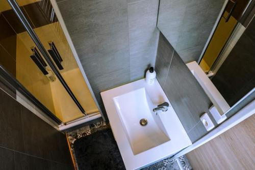 un baño con lavabo y espejo en Appartement La Gare Viotte, en Besançon