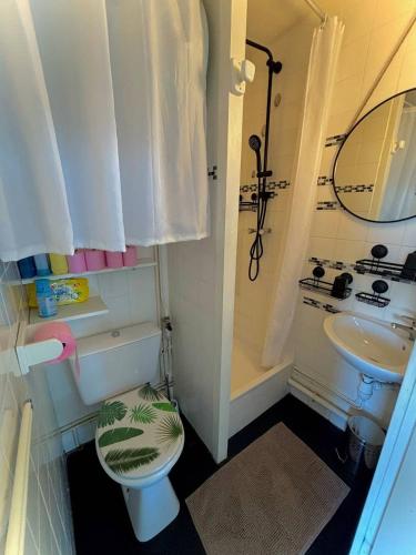 une petite salle de bain avec toilettes et lavabo dans l'établissement Studio cosy à deux pas de la mer 2LAMP36, au Barcarès