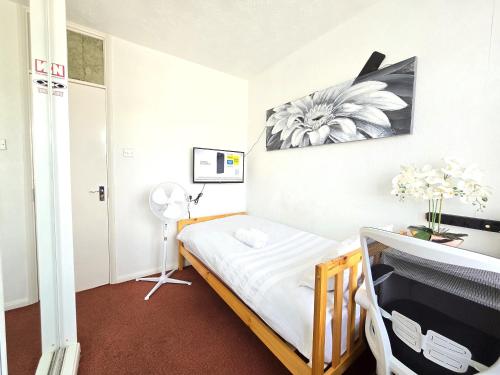 Televisyen dan/atau pusat hiburan di London North Downs rooms