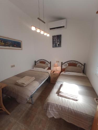 two twin beds in a room with at Bonita Casita Luz del Sol in Arboleas