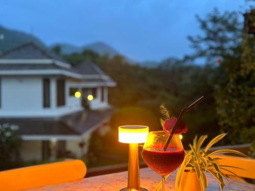 een tafel met een drankje en een kaars erop bij Pai Vieng Fah Resort in Pai