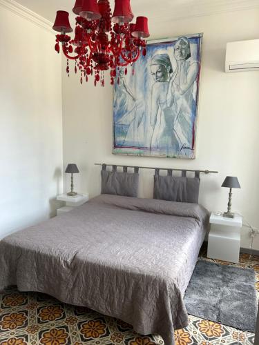 une chambre avec un lit et un tableau au mur dans l'établissement la ruche des abeilles, à Avignon