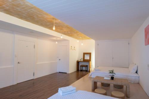 a room with two beds and a table at 日日藍旅市區民宿 in Hualien City