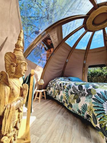 a room with a bed in a dome tent at Les nuits de Cassiopee in Sorde-lʼAbbaye
