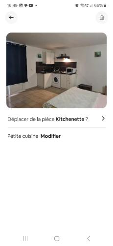 une chambre avec un lit et une cuisine dans l'établissement Rez de villa avec jardin, à Porto-Vecchio