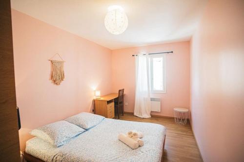 une chambre avec un lit avec un ours en peluche dessus dans l'établissement 