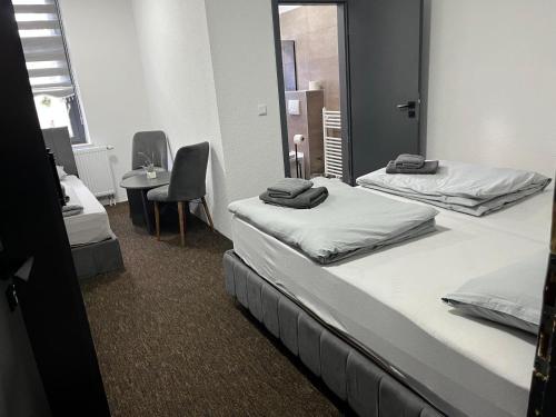 Postel nebo postele na pokoji v ubytování Duisburger Hostel