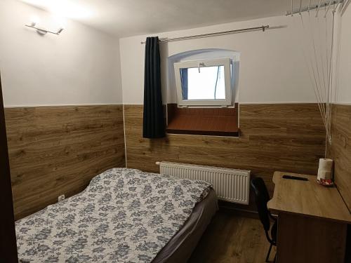 sypialnia z łóżkiem, biurkiem i oknem w obiekcie Pokoje na wynajem Gdańsk w Gdańsku