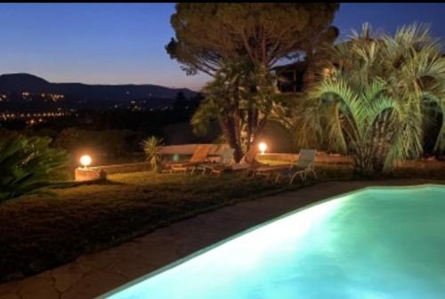 une piscine devant une maison la nuit dans l'établissement Villa Panorama, à Cagnes-sur-Mer