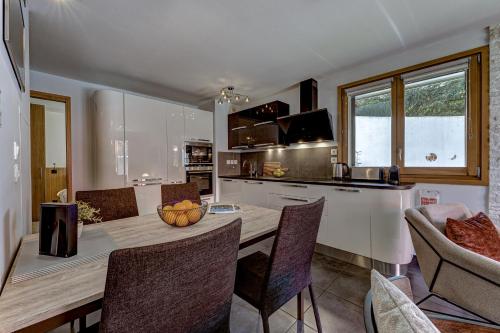 une cuisine et une salle à manger avec une table et des chaises dans l'établissement Aiguille 1, à Chamonix-Mont-Blanc