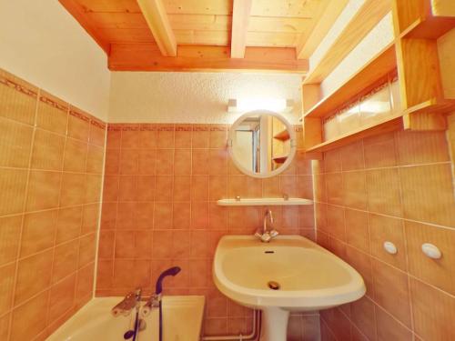une salle de bain avec un lavabo, des toilettes et un miroir dans l'établissement Studio cabine 4 pers., Les Saisies, bal., kitchenette, prox. centre et ski - FR-1-594-145, à Hauteluce