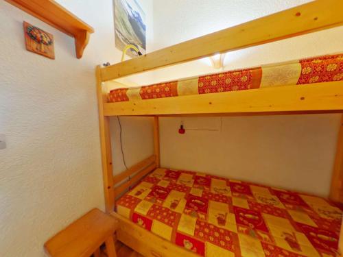 - une chambre avec des lits superposés et une couette dans l'établissement Studio cabine 4 pers., Les Saisies, bal., kitchenette, prox. centre et ski - FR-1-594-145, à Hauteluce