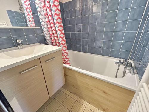une salle de bain avec un lavabo et une baignoire dans l'établissement Charmant T2 à Demi-Quartier, 1 chambre, balcon, parking, casier à skis, proche forêt et espaces verts - FR-1-597-32, à Demi-Quartier