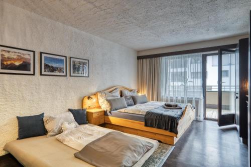 a bedroom with a bed and a couch at Bergliebe Appartement in Leutasch