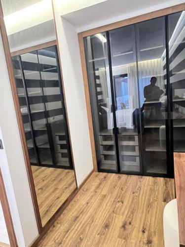 Studio4 Comfortable rest في الدار البيضاء: غرفة مطلة على غرفة مع مرآة