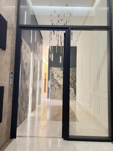 Studio4 Comfortable rest في الدار البيضاء: ممر به باب زجاجي وثريا