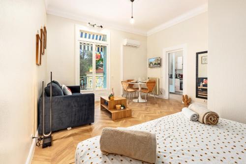 une chambre avec un lit et un salon dans l'établissement MONT FLEURI- Somptueux 2 pièces - Parking - Menton, à Menton