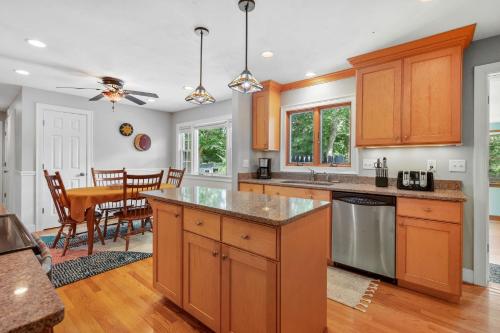 Η κουζίνα ή μικρή κουζίνα στο 8 Harbor Hill Drive Orleans - A Change of Pace