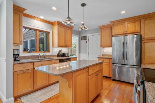 Η κουζίνα ή μικρή κουζίνα στο 8 Harbor Hill Drive Orleans - A Change of Pace