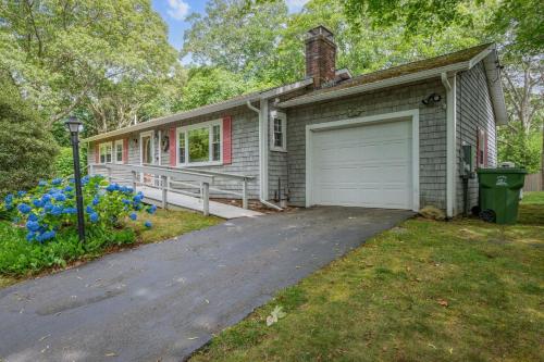Κήπος έξω από το 8 Harbor Hill Drive Orleans - A Change of Pace