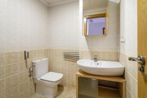 ein Badezimmer mit Toilette und Waschbecken in der Unterkunft Luxury flat beach ressort sea view in Arenales del Sol