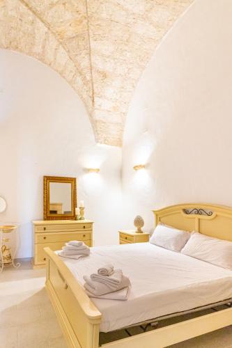 a bedroom with a bed in a room with an arched ceiling at Iremìa B&B in Racale