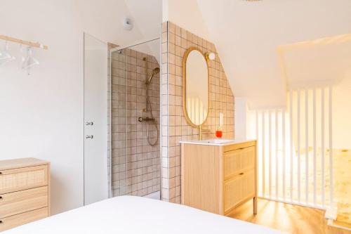 une salle de bain avec une douche, un lavabo et un miroir dans l'établissement Superbe duplex avec vue, à Caen