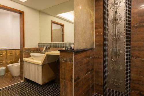 a bathroom with a sink and a toilet and a shower at 日日藍旅市區民宿 in Hualien City