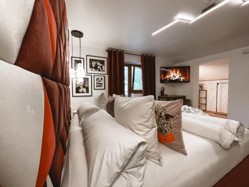 a living room with two white pillows on a couch at Boutique Hotel Pinzgauerhof in Kaprun