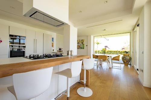 Kuchyň nebo kuchyňský kout v ubytování Luxury 3 bed Villa with Pool & Jacuzzi