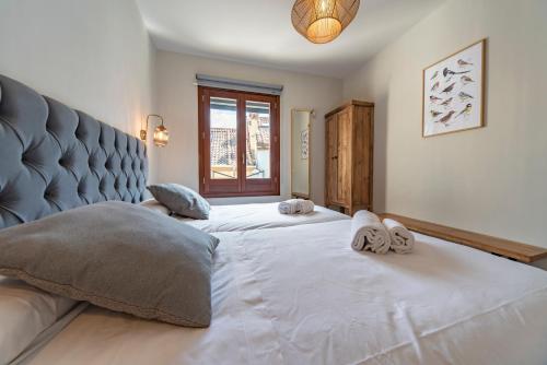 a bedroom with two beds and a couch at La Granja Villa in La Granja de San Ildefonso