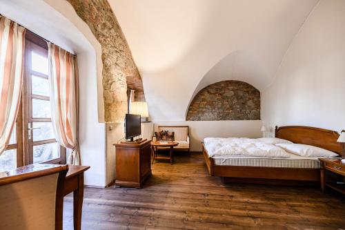 Postel nebo postele na pokoji v ubytování Schloss Mühldorf