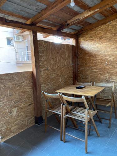 un tavolo e delle sedie di legno in una stanza di Lake City Apartment a Struga