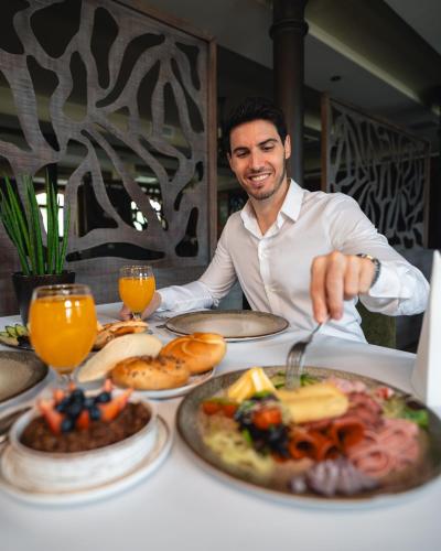 Makanan di atau berdekatan hotel