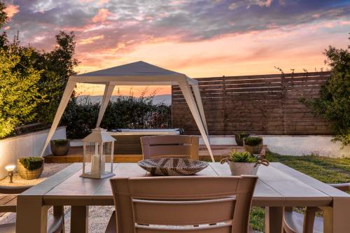 Mi Casa - Serene Garden Retreat, 2 bedroom house