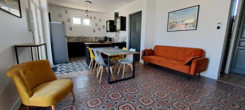 un salon avec une table et un canapé dans l'établissement Les Gîtes de Monte Blanco Le Ramonetage, à Montblanc