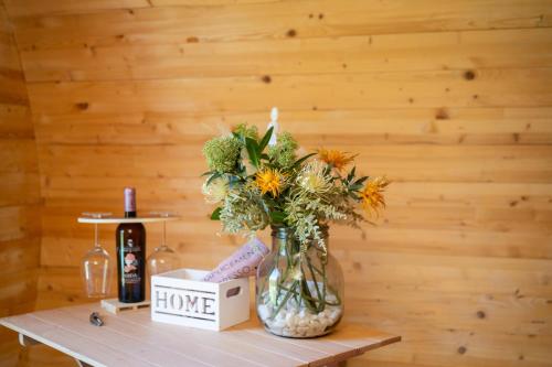 a vase filled with flowers sitting on a table at Dormire in una botte - Antiche Vigne Pironti in Marzi