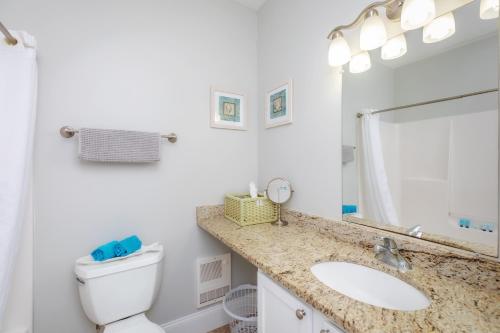 Un baño de Atlantic Breeze Suites