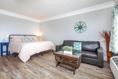 Una cama o camas en una habitación de Atlantic Breeze Suites