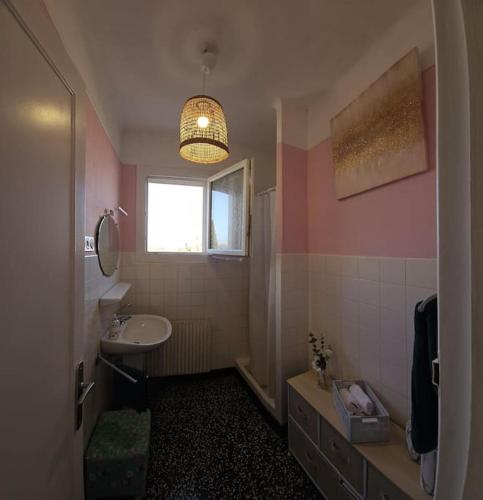 une salle de bain avec un lavabo, des toilettes et un miroir dans l'établissement Partie de villa, à Velleron