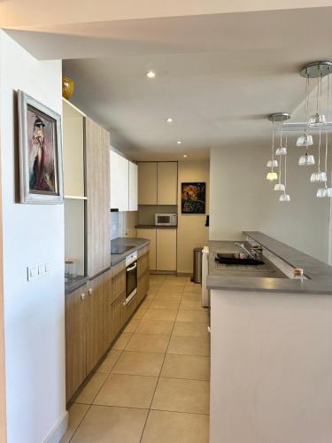 une grande cuisine avec des appareils et des comptoirs en acier inoxydable dans l'établissement Pépite Tour Eiffel, à Paris