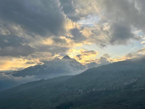 a view of a mountain under a cloudy sky at Ninette, intimità e natura in Sauze di Cesana