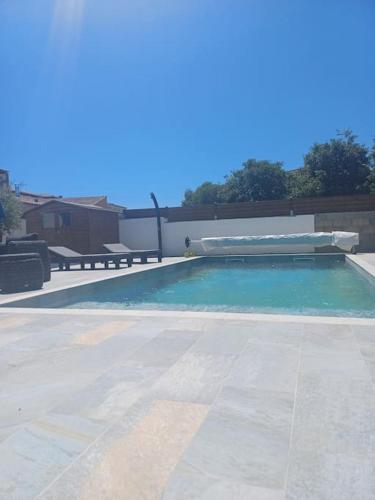 a swimming pool in the middle of a patio at Studio mi casa es su casa in Vauvert