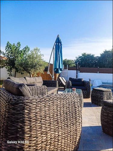 a group of wicker furniture sitting on a patio at Studio mi casa es su casa in Vauvert
