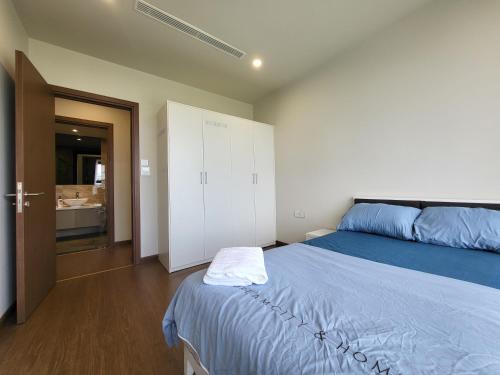 Una cama o camas en una habitación de Căn hộ dịch vụ The Matrix One siêu đẹp